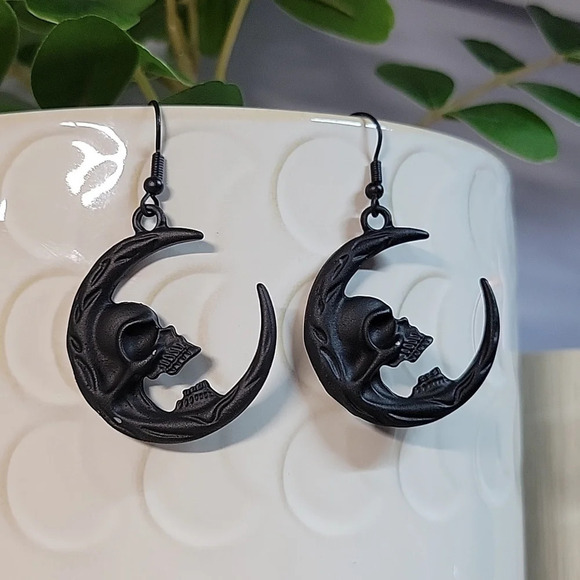 Screaming Skull Crescent Drop Earrings - Picture 5 of 6